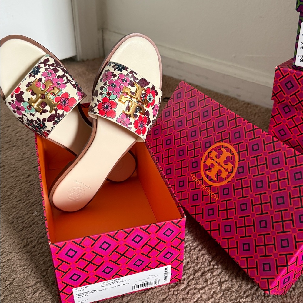Tory Burch Cream,Red,Blue Wallpaper Floral  Sandals 💐